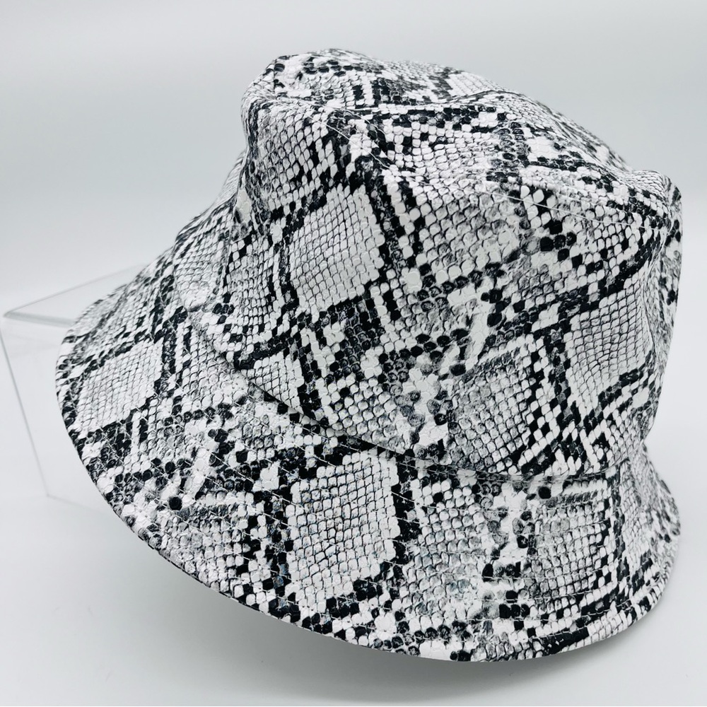 Urban Outfitters White & Black Snakeskin design Bucket Hat - Picture 3 of 6